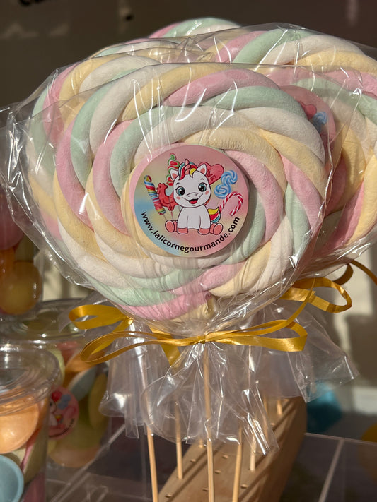 Découvrez nos jolies sucettes en guimauve, aussi gourmandes que colorées ! 🌈✨

De délicates spirales de guimauve aux teintes pastel — rose, bleu, jaune et blanc — s’enroulent pour former de généreuses sucettes pleines de douceur. Leur texture moelleuse et légère ravira petits et grands, tandis que leurs couleurs joyeuses apportent une touche féerique à toutes les occasions.

Présentées individuellement dans un joli emballage transparent et agrémentées d’un élégant ruban doré, ces sucettes sont parfaites po