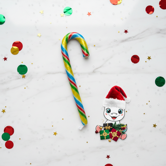 Redécouvrez le charme intemporel du sucre d'orge : la gourmandise de Noël par excellence.
Avec leur forme traditionnelle et leurs rayures éclatantes, nos sucres d’orge offrent une douceur croquante au bon goût délicatement fruité. Ils évoquent instantanément la magie des fêtes, les souvenirs d’enfance et les moments partagés autour du sapin.

Parfaits pour décorer, offrir… ou savourer simplement par pure gourmandise !